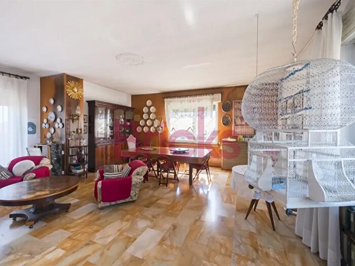 Appartamento quadrilocale in vendita in Via San Galdino, Milano