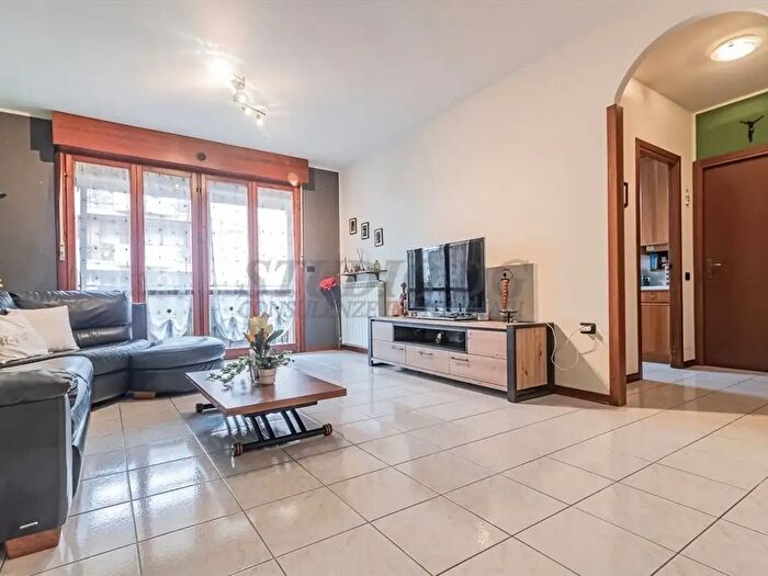 Appartamento trilocale in vendita in Via Monte Sabotino, Limbiate