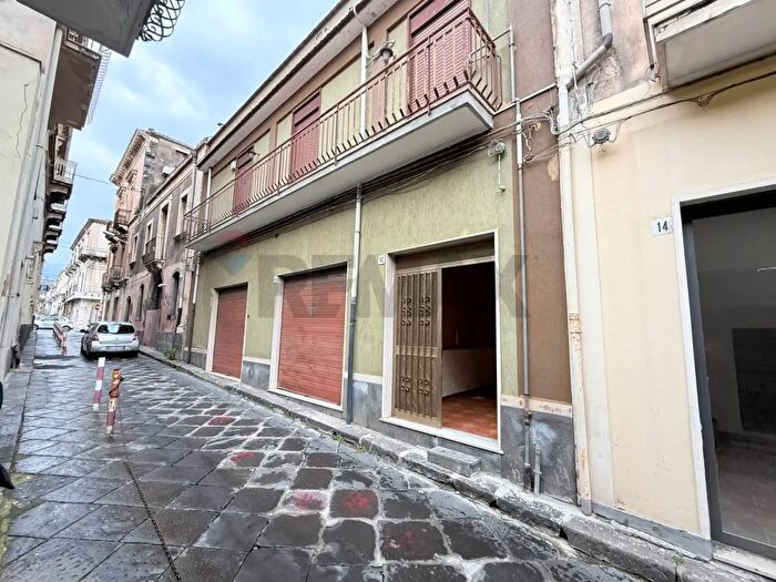 Casa con 6 locali in vendita in Via Lella, Giarre