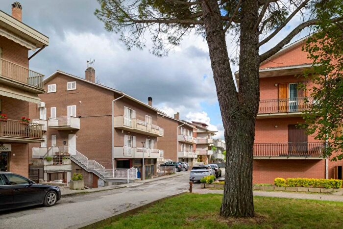 Appartamento con 8 locali in vendita in Viale Leonardo da Vinci b Gubbio, Gubbio