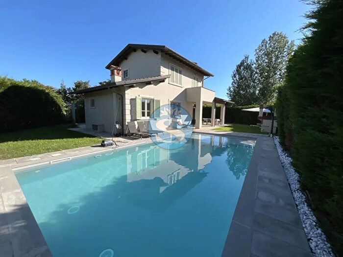 Casa con 10 locali in affitto in Pietrasanta