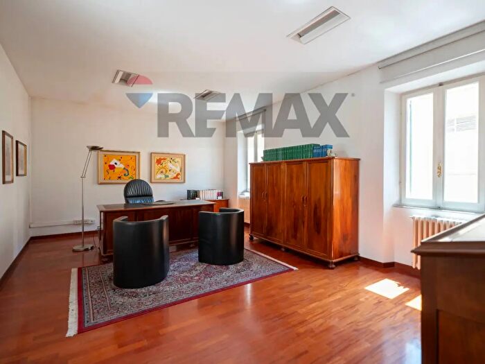 Appartamento con 7 locali in vendita in Via San Martino, Jesi
