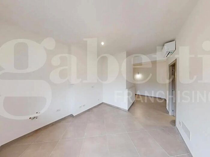 Appartamento trilocale in vendita in Via Mazzini, Finale Ligure