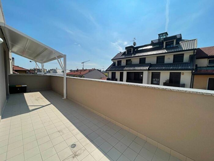 Appartamento trilocale in affitto in Via Raimondo Montecuccoli, Bande Nere, Milano