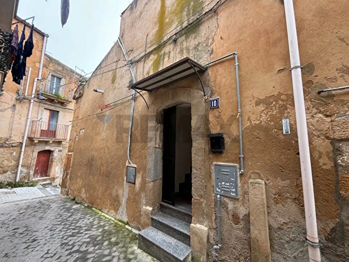 Appartamento con 5 locali in vendita in Via Altamore, Caltagirone