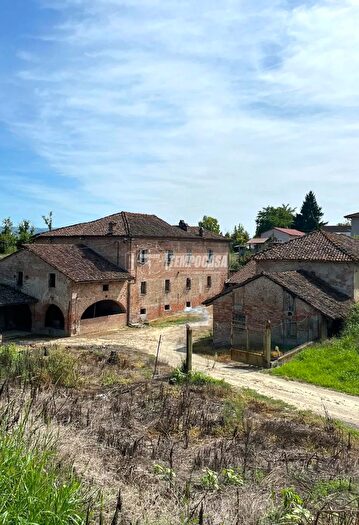 Casa con 8 locali in vendita in Magliano Alfieri
