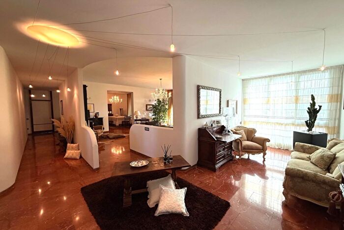 Appartamento con 8 locali in vendita in Gambassi Terme