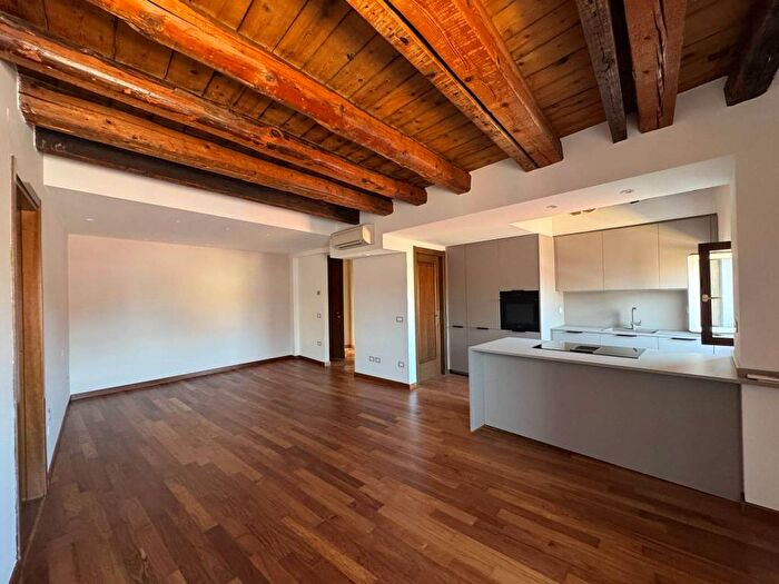 Appartamento trilocale in affitto in Piazza Brà, Centro Storico, Verona