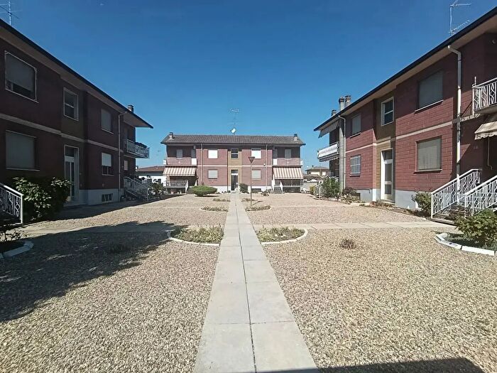 Appartamento con 5 locali in vendita in Via Giovanni Battista Nicala, Lomello