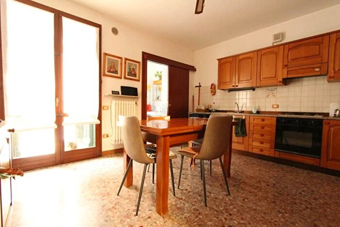 Casa con 6 locali in vendita in Via Antonio Salieri, Verona