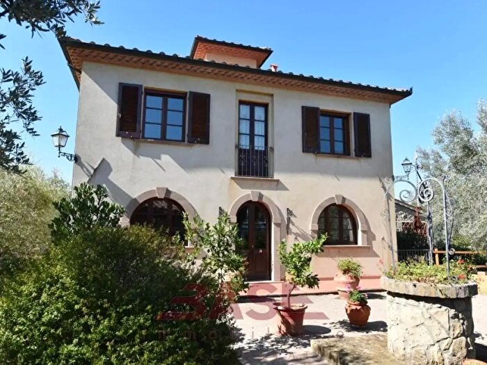 Casa con 12 locali in vendita in Via Roma, Montescudaio