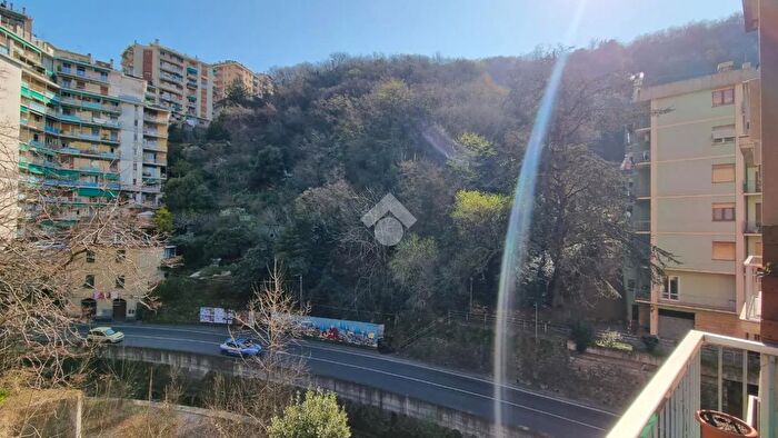 Appartamento quadrilocale in vendita in Via Fereggiano, Genova