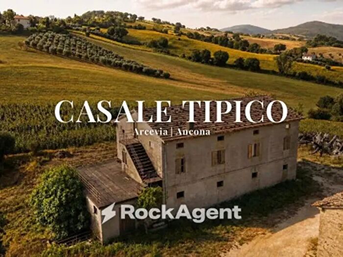 Casa con 6 locali in vendita in Frazione Magnadorsa, Arcevia