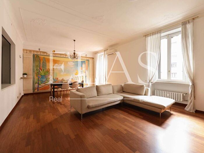 Appartamento quadrilocale in affitto in Via Giovan Battista Pergolesi, Centrale, Milano