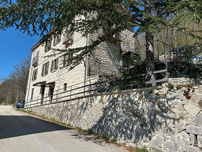 Casa con 8 locali in vendita in Via Pescole Snc Sessano del Molise Isernia, Sessano Del Molise