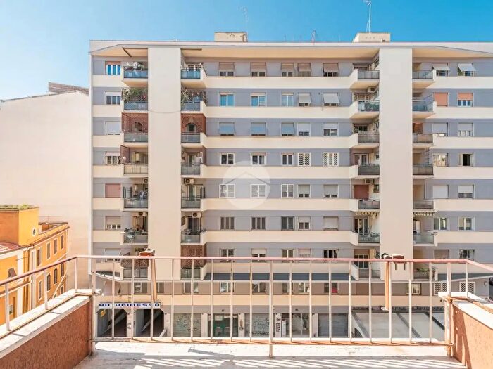 Appartamento trilocale in vendita in Via Migiurtinia, Roma