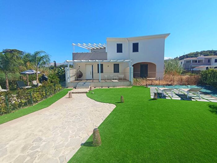 Casa trilocale in affitto in Contrada Basalaci, Campofelice di Roccella