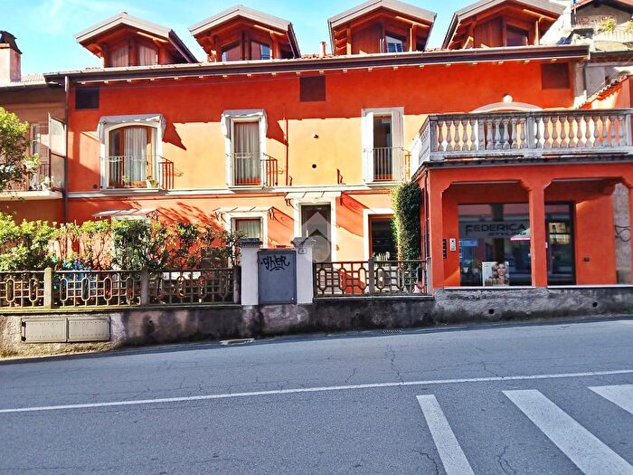 Appartamento trilocale in vendita in Via Roma, Angera