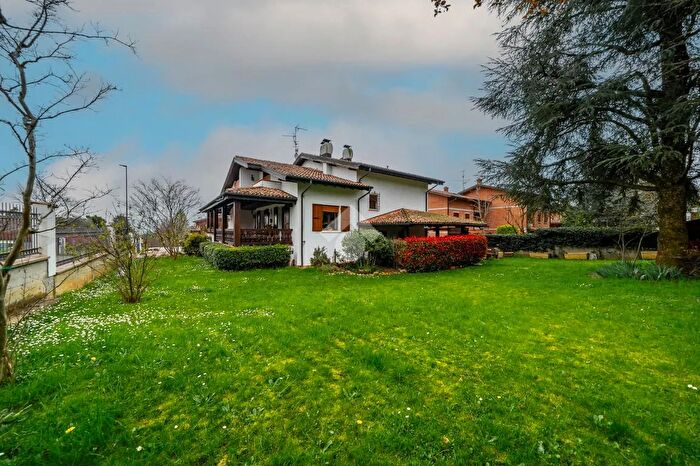 Casa con 8 locali in vendita in Via Tassoni, Albinea