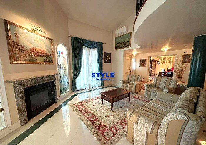 Casa con 13 locali in vendita in Camponogara