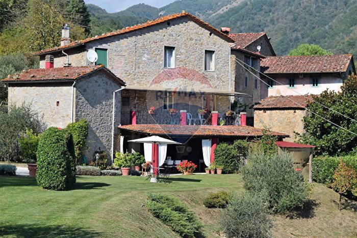 Casa con 14 locali in vendita in Bagni Di Lucca