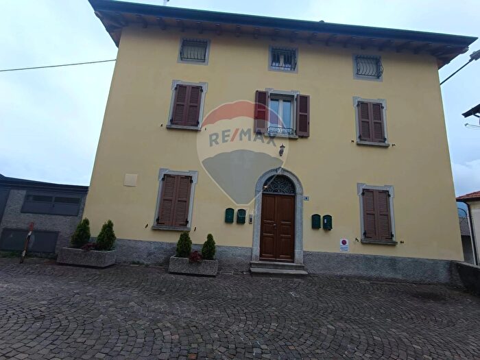 Appartamento bilocale in vendita in Largo Goggi, Centro Valle Intelvi