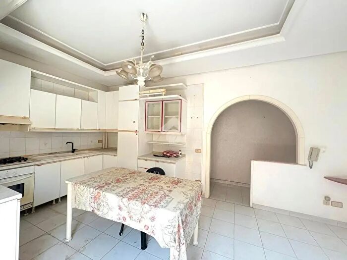 Appartamento trilocale in vendita in Via Paolo Emiliani Giudici, Palermo