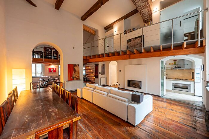 Appartamento con 8 locali in vendita in Via Bellezia, Torino