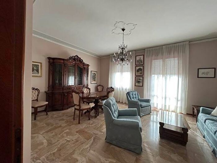 Appartamento quadrilocale in affitto in Via Guerzoni, Stadio, Piacenza