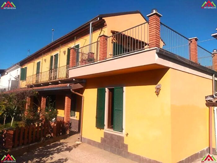 Casa con 9 locali in vendita in Alessandria