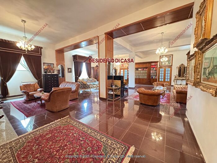 Casa con 12 locali in vendita in Gangi
