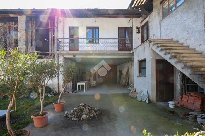 Casa con 13 locali in vendita in Via Maestra, Bobbio Pellice