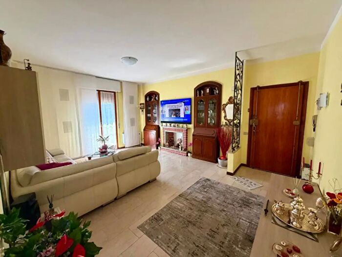 Appartamento quadrilocale in vendita in Via Roma, Cassolnovo