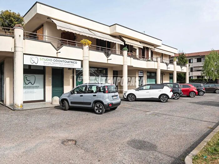 Appartamento trilocale in vendita in Via degli Artigiani, Arosio