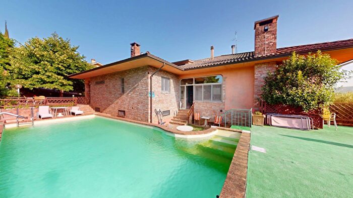 Casa con 15 locali in vendita in Via Marsala, Marsciano