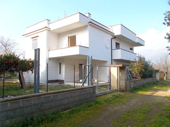 Casa con 10 locali in vendita in Arienzo