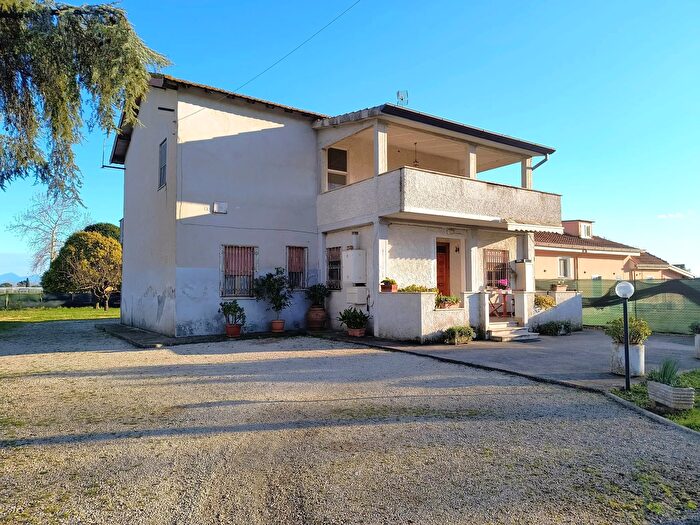 Casa con 6 locali in vendita in Strada Piscinara Sinistra, Latina
