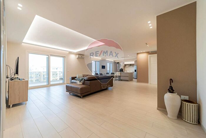 Appartamento con 6 locali in vendita in Via Scipione lAfricano, Bari