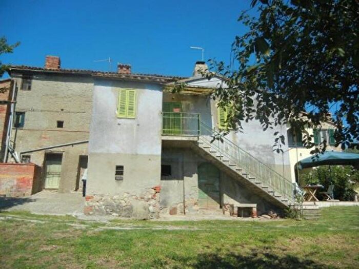Casa con 6 locali in vendita in Castiglione Del Lago