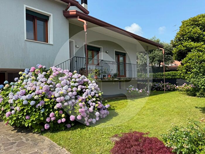 Casa con 6 locali in vendita in Via Europa, Camposampiero