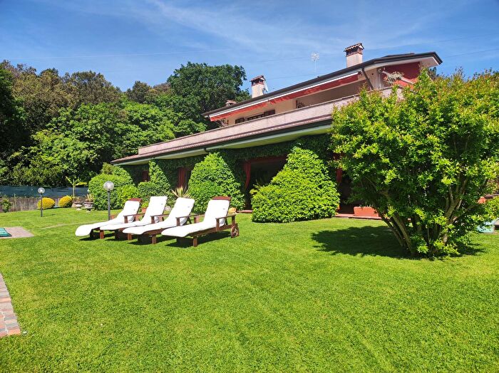 Casa con 15 locali in vendita in Sarzana