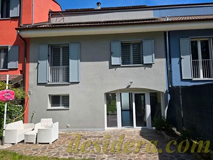 Casa con 7 locali in vendita in Castelletto Sopra Ticino