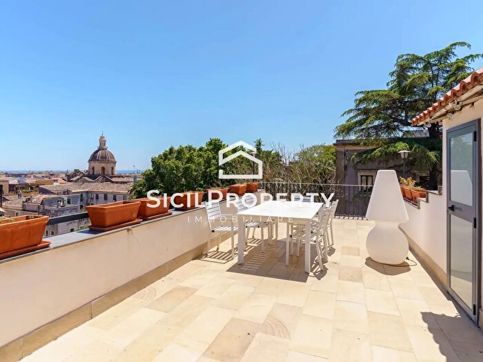 Appartamento con 8 locali in vendita in Piazza Santo Carcere, Catania
