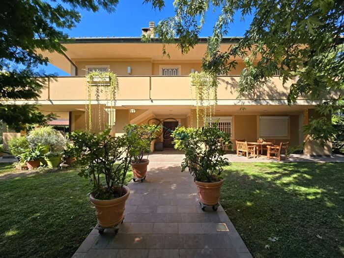 Casa con 16 locali in vendita in Via delle Pianacce, Capannori