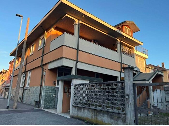 Casa con 11 locali in vendita in Via XXV Aprile, Locate Di Triulzi