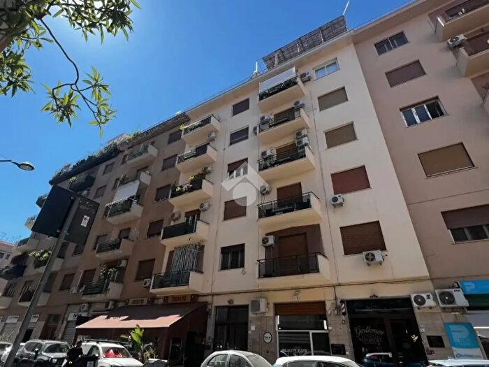 Appartamento quadrilocale in affitto in Via Ugo Foscolo, Palermo