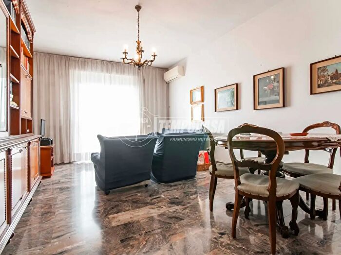 Appartamento trilocale in vendita in Via Cesare Miola, Saronno