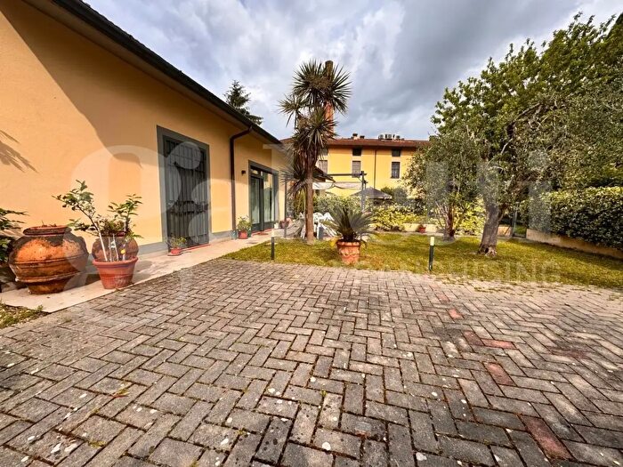 Appartamento con 5 locali in vendita in Signa
