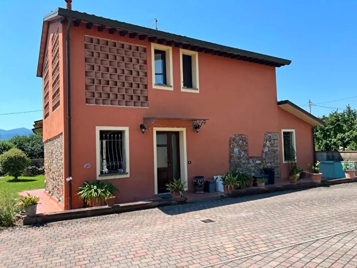 Casa quadrilocale in vendita in Lucca