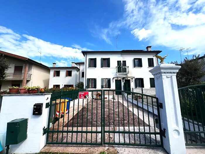 Casa trilocale in vendita in Via Lanzaghe, Silea